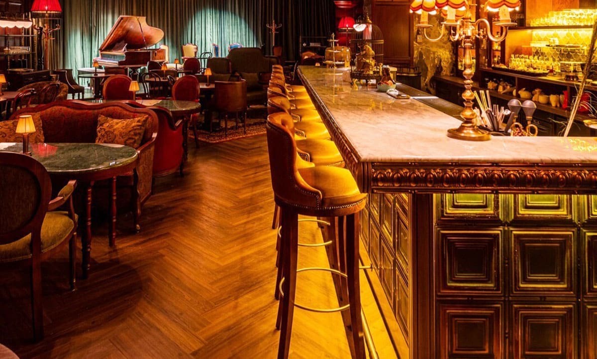 Eleganckie wnętrze restauracyjne z przestrzenią lounge